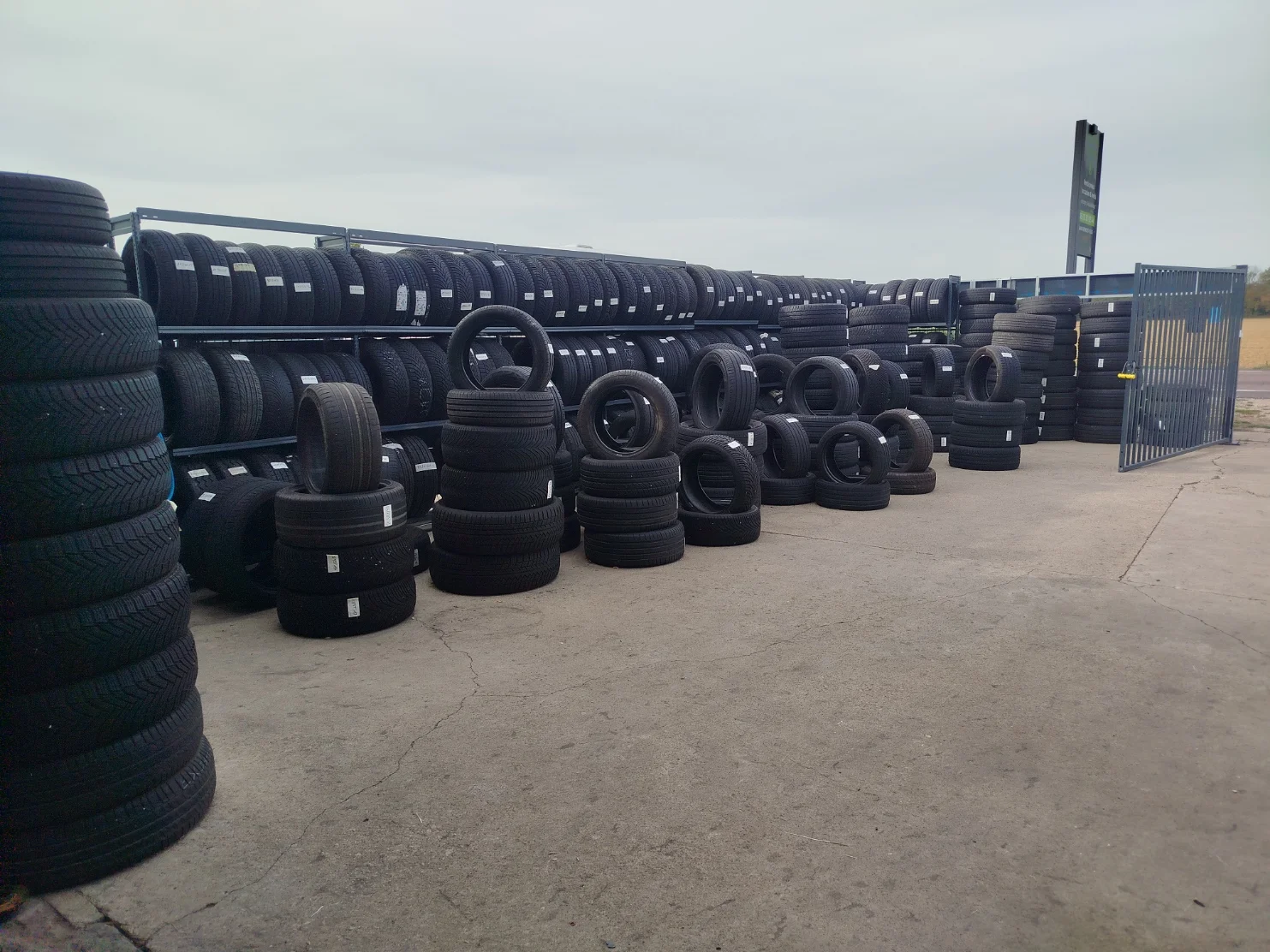 Racks de pneumatiques extérieurs en stock massif