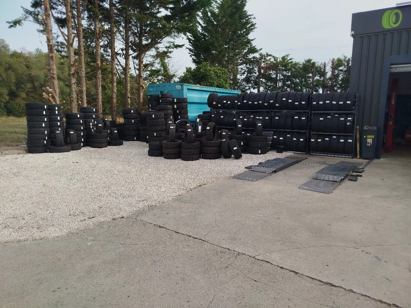 Stock massif de pneus d'occasion et neufs La Station du Pneu